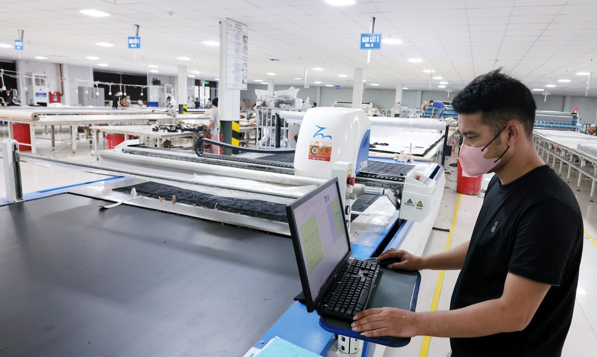 Lập trình cho hệ thống máy trải vải tự động tại BGG Lạng Giang giúp nâng cao năng suất cho công đoạn cắt vải. (Ảnh: Trần Việt/TTXVN)